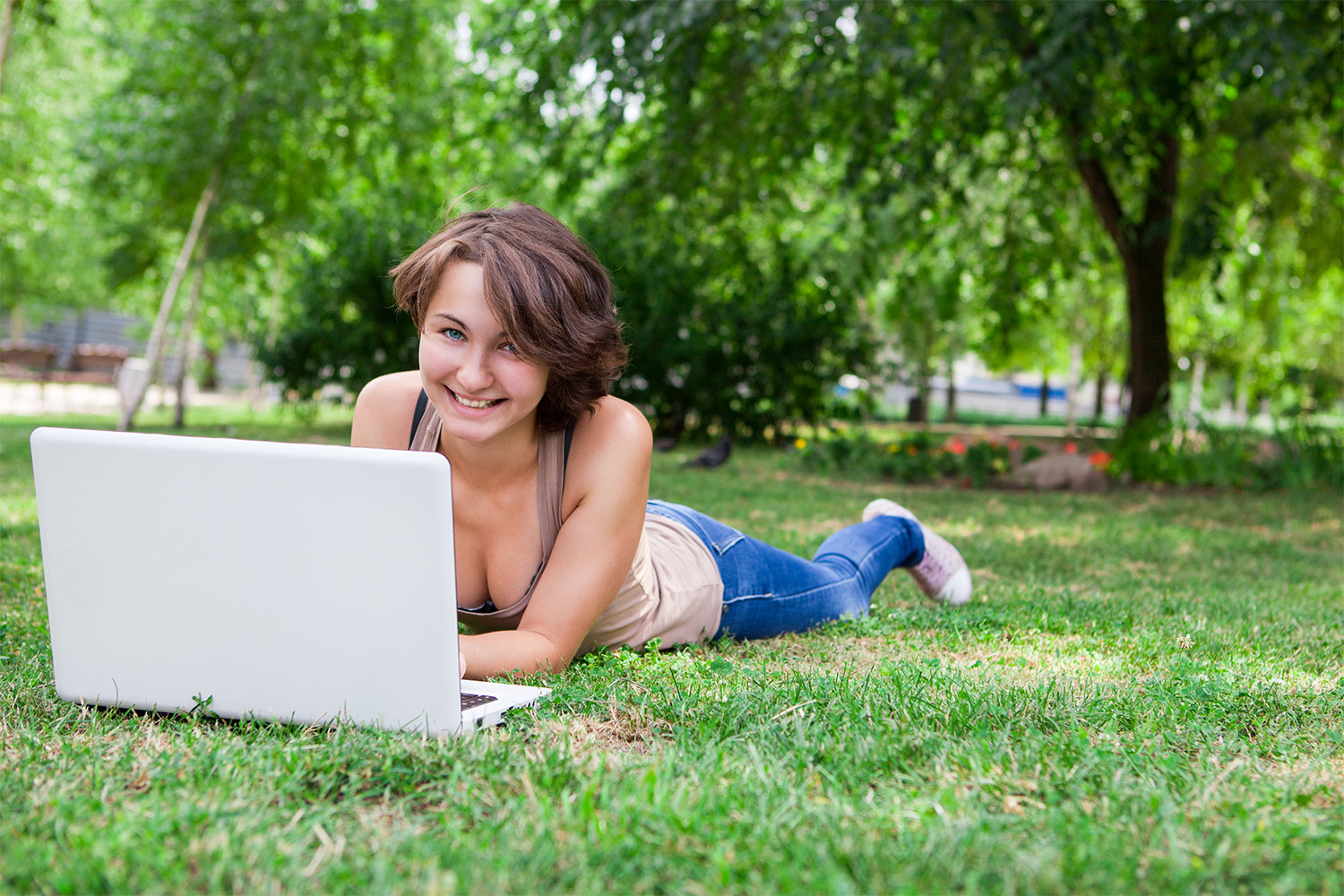 Sit close. Женщина с ноутбуком на природе. Женщина за ноутбуком на природе. Девушка за ноутбуком. Человек за ноутбуком в парке.